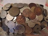 un récipient en verre rempli de pièces de monnaie posé sur une table