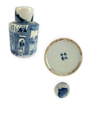 un petit vase bleu et blanc et une petite assiette bleue et blanche
