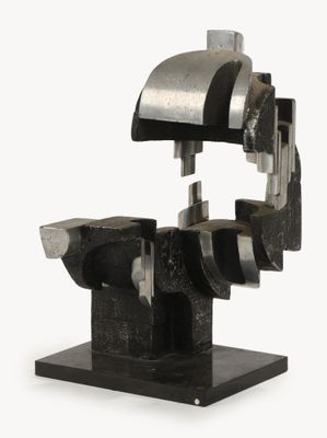 une image représentant une sculpture métallique représentant une tête d'homme