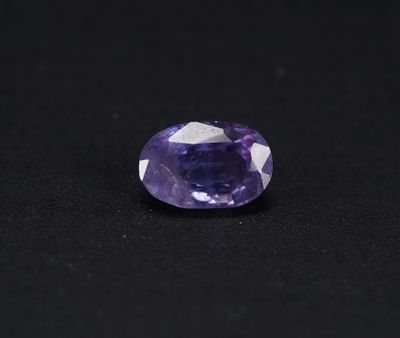 un saphir violet sur fond noir