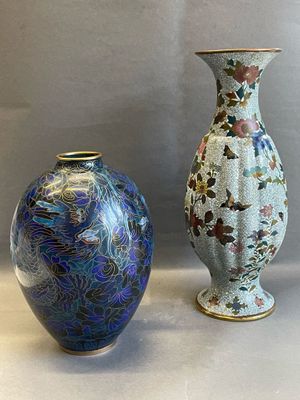 deux vases posés l'un à côté de l'autre sur une table