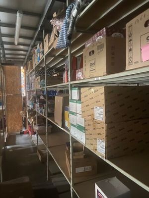 de nombreux cartons sur les étagères de l'entrepôt