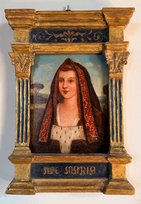 tableau représentant une femme portant un voile, encadré et accroché au mur