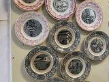 beaucoup d'assiettes accrochées au mur