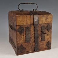 COFFRET A PHARMACIE DE VOYAGE en noyer ouvrant à un abattant… (photo 2)