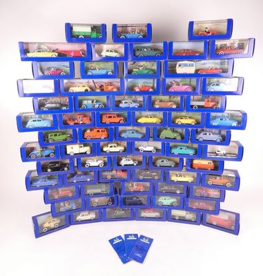 une vitrine contenant des petites voitures, dans une vitrine bleue