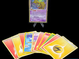 un lot de cartes posées sur une table