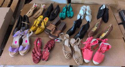 de nombreuses paires de chaussures posées sur un carton