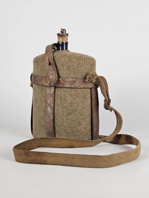 une gourde marron munie d'une sangle marron et contenant une bouteille
