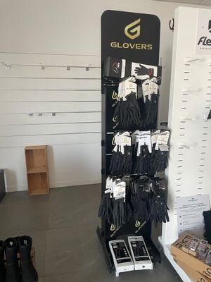 un présentoir de gants et d'autres articles dans un magasin