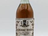 une bouteille de cognac « vieux » sur fond blanc