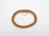 un bracelet en chaîne en or sur fond blanc