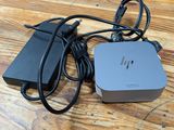une multiprise et un chargeur posés sur une table en bois