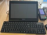 un bureau sur lequel se trouvent un ordinateur portable, un clavier, une souris et un téléphone