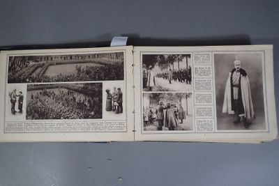 un vieux livre dont les pages contiennent des photos de personnes