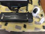 une caméra vidéo et d'autres appareils électroniques posés sur une table