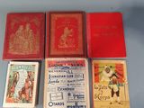 Quatre livres sont posés sur une table recouverte d'une nappe bleue.