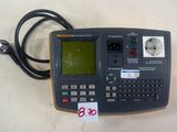 un petit appareil électronique posé sur une table