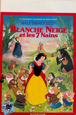 un livre avec une illustration de Blanche-Neige et des sept nains