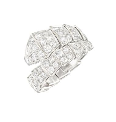 gros plan d'une bague en diamant sur fond blanc