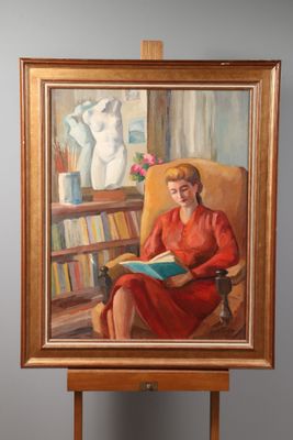 tableau représentant une femme en robe rouge, assise sur une chaise et en train de lire un livre