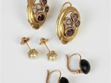 trois paires de boucles d'oreilles et une paire de boucles d'oreilles ornées de perles