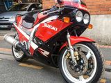 une moto rouge et noire garée au bord de la rue