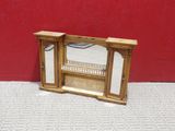 une petite étagère en bois surmontée d'un miroir