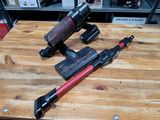 deux aspirateurs posés sur une table en bois