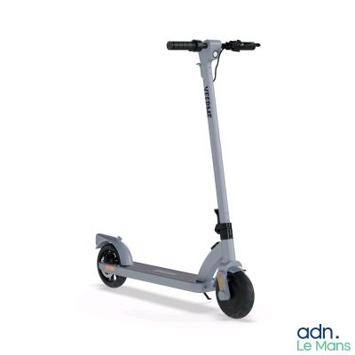 l'image d'un scooter posé sur une surface blanche