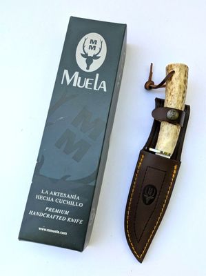 un couteau posé à côté d'une boîte de muelaa