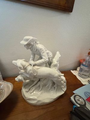 une figurine représentant un homme à cheval, posée sur une table