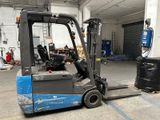 un chariot élévateur garé dans un garage