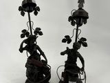 paire de bougeoirs en métal noir ornés de fleurs et représentant un homme à cheval