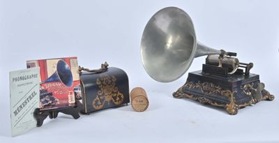 un vieux gramophone à côté d'un livre et d'un tire-bouchon