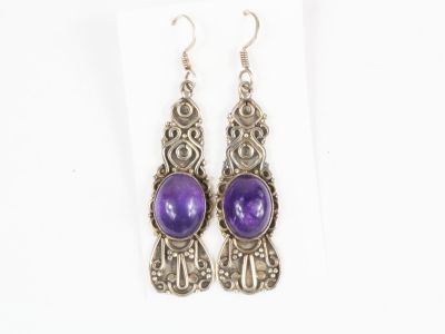 une paire de boucles d'oreilles ornées de perles de verre violettes