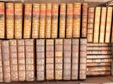 une boîte ouverte remplie de vieux livres, posée sur une table