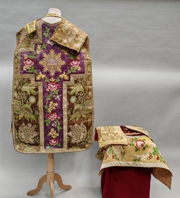 deux pièces de tissu sur un mannequin et une pièce de tissu sur un support