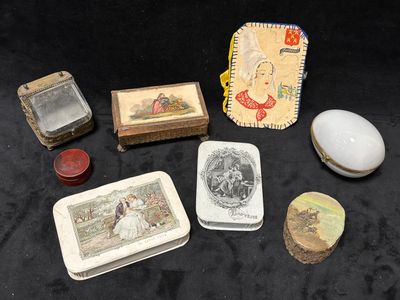 de nombreux objets posés sur une table noire