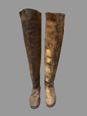 une image représentant une paire de bottes posées sur une surface grise