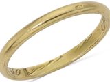 gros plan d'une bague en or sur fond blanc