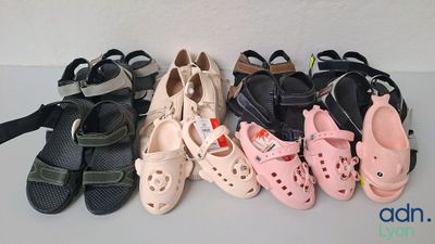 Plusieurs paires de chaussures d'enfants sont alignées en rang.