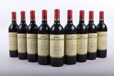 six bouteilles de vin rouge sont alignées