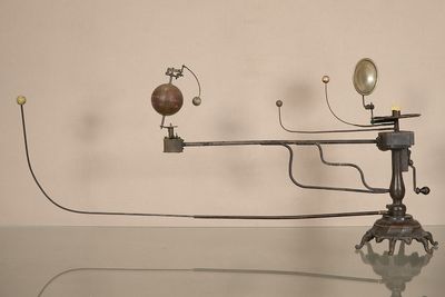 un objet métallique posé sur une table