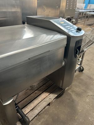 une machine posée sur une palette dans un entrepôt
