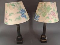 Paire de lampes en tôle, la base carrée à décor de frise de …