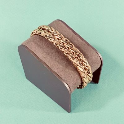 une boîte marron ornée d'une chaîne dorée