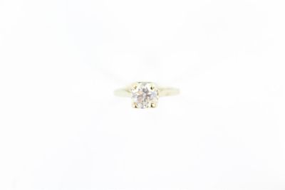 une bague de fiançailles ornée d'un seul diamant au centre