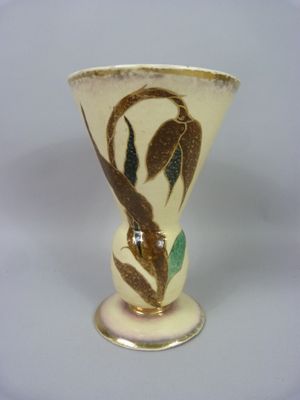 un vase orné d'un motif posé sur une table