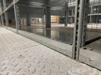 Un lot de 5 colonnes de rayonnage en acier galvanisé en très… (photo 6)